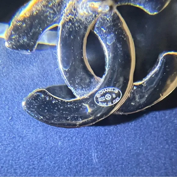 🚫SOLD🚫🌺🌸CHANEL XL CC Logo Leather Hoop Earrings in Gold Tone Hardware🌸🌺 - Picture 8 of 8